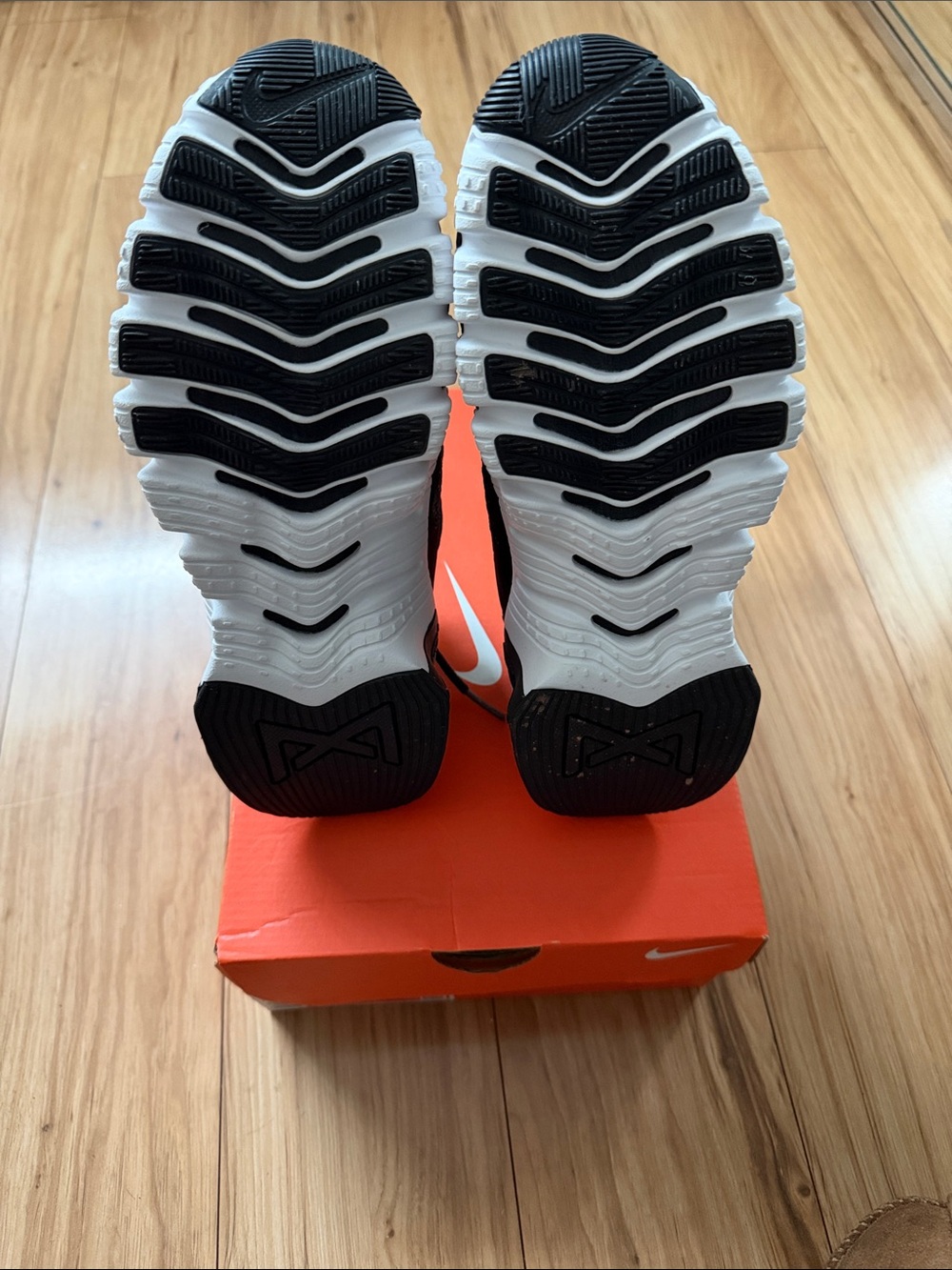 Nike Black and White Athletic Trainers - Picture 2 of 3